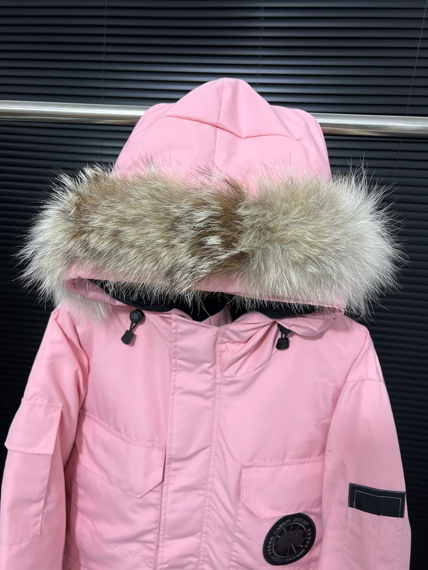 P780 🆕 Top original version, supports chip sensor with handbag 𝗖𝗮𝗻𝗮𝗱𝗮 𝗚𝗼𝘀𝗲 / 🇨🇦 Canada Goose 08 Down Jacket ⚠️ Partners who have been cooperating with us in the past few years know that no matter what is produced outside, our pure genuine trading company ships ❗️ After the test of time, we have received rave reviews. You can compare the market products with us. If you are not satisfied, you can return it at will. You are also welcome to come to ZG to see it and then come to my home to buy‼  1⃣️ The filling is 80% white duck down, with a weight of 500g. Regarding the down content, you can feel it with your hands. Good down has no embarrassment and can be called a walking duvet! 2⃣️ The fabric is made of Feather-Light 10D waterproof coating fabric, which is made of 84.5 polyester fiber and 15.5 cotton. The surface is treated with a special Teflon protective coating produced by DuPont to prevent wind and splash water, and makes the clothing anti-pollution and long-lasting new features! 3⃣️ One-piece seamless cuffs, 13cm official length, all seals are stamped, and all the inner liner is hemmed. The overcoat means sewing all the inner liner once. On the one hand, it is to prevent the velvet from running off, and on the other hand, it can keep the stiffness of the clothes! 4⃣️ Original Yoshida Kogyo Kabushikigaisha zipper, top-grade zinc alloy electroplated zipper with the highest specifications, using precise Japanese craftsmanship, raw materials and management methods. Each zipper can withstand 100,000+ openings and closings 5⃣️ The detachable fur collar is made of top-grade imported wolf fur, which is not comparable to the loose and soft raccoon fur and fake fur on the market. It is a natural Siberian coyote fur collar. The delicate and strong feel is the sense of life that comes from the erosion of wind and frost in nature. 6⃣️ Main logo double-thread 9-needle locking stranded embroidery, electronic digital automatic embroidery, maple leaves with sharp edges. Size: XS-XXL Color: black, off-white, graphite gray, sapphire blue Dark Blue Pink Azure Graphite Gray Black Label Shoulder Width Chest Sleeve Length Clothes Length Recommended Weight kg 67 87 80-90 2XL 58 136 69 89 90-105